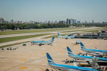 controladores aereos anunciaron paros intermitentes en medio del conflicto con el gobierno