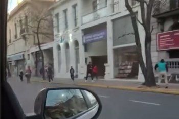 Agresión de hinchas de Estudiantes a hincha de Gimnasia