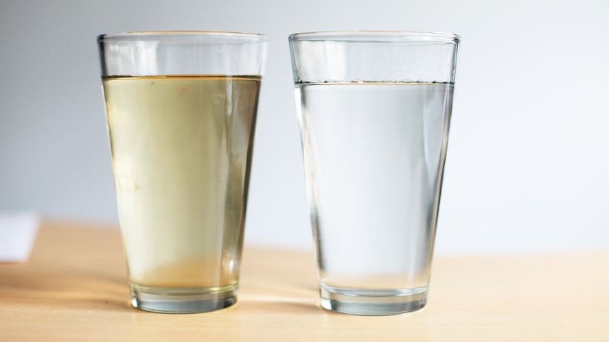 Con ésta imagen la empresa publicita su producto, dando a entender que purifica el agua.