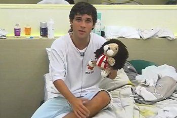 Agustín Guardis y el leoncito que hizo sacar el productor fana de Gimnasia, Martín Borrillo.