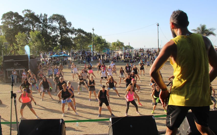 Clase abierta de Zumba al aire libre y frente al río. 