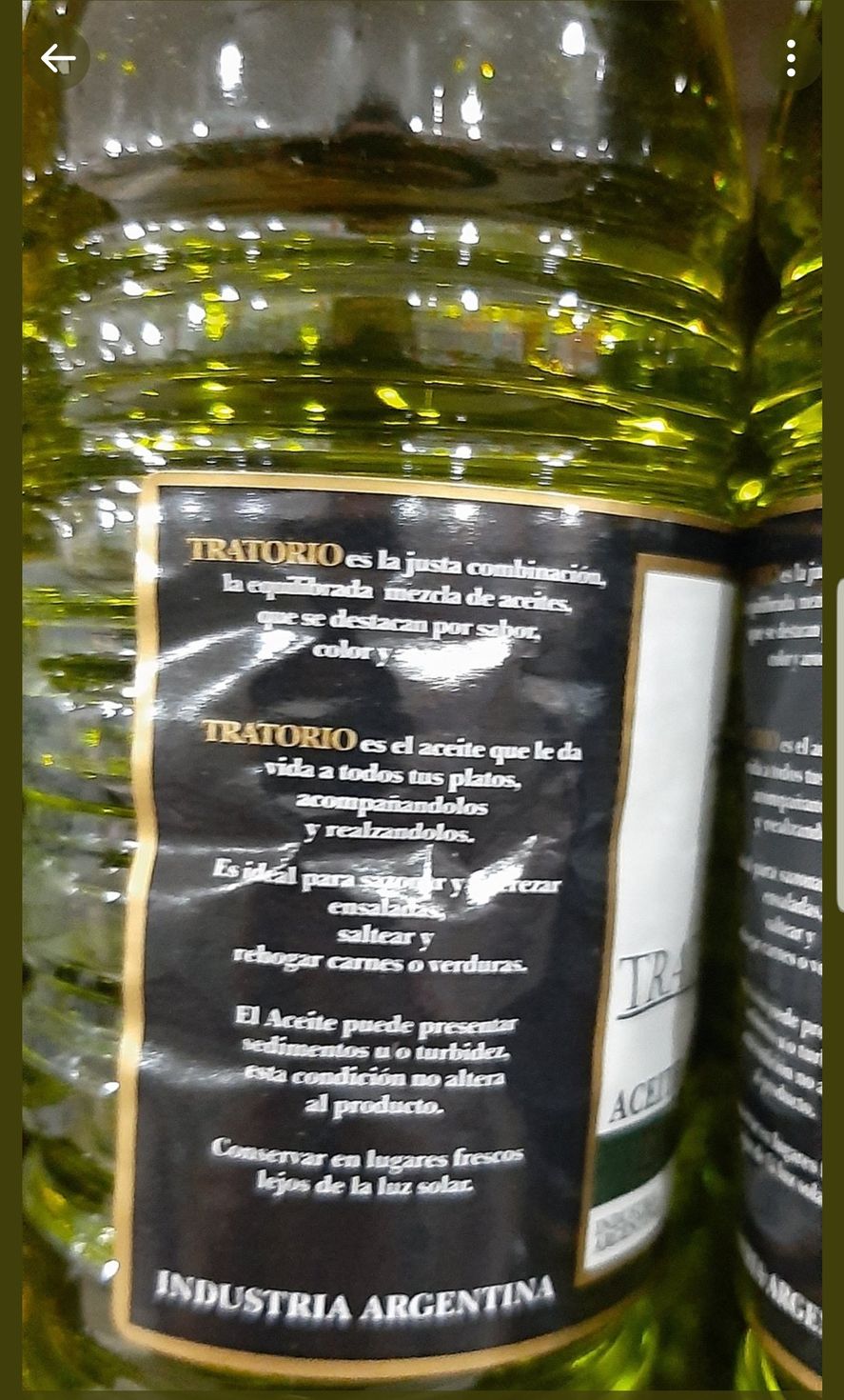 Al leer la letra chica en el reverso de la etiqueta del producto, se puede observar que se trata de solo aceite mezcla con agregado de aceite de oliva extra virgen