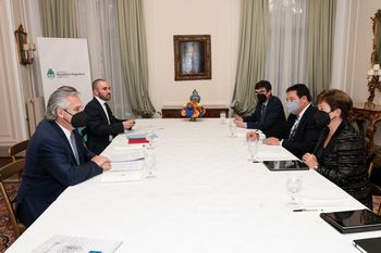 Alberto Fernández, Martín Guzmán y las autoridades del FMI