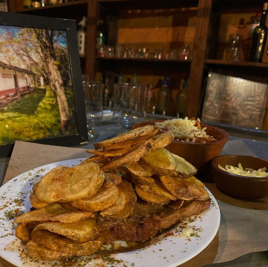 En la provincia de Buenos Aires existen bodegones y bares llenos de historia y con una gastronomía rural única. 