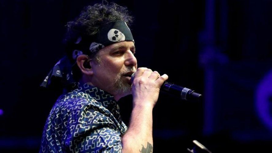 Hace unos meses, mas precisamente el “día del rock”, Andrés Calamaro había publicado que la banda de Freddie Mercury, Queen, estaba sobrevaluada. Ahora se mete con los clásicos más queridos de nuestro rock.