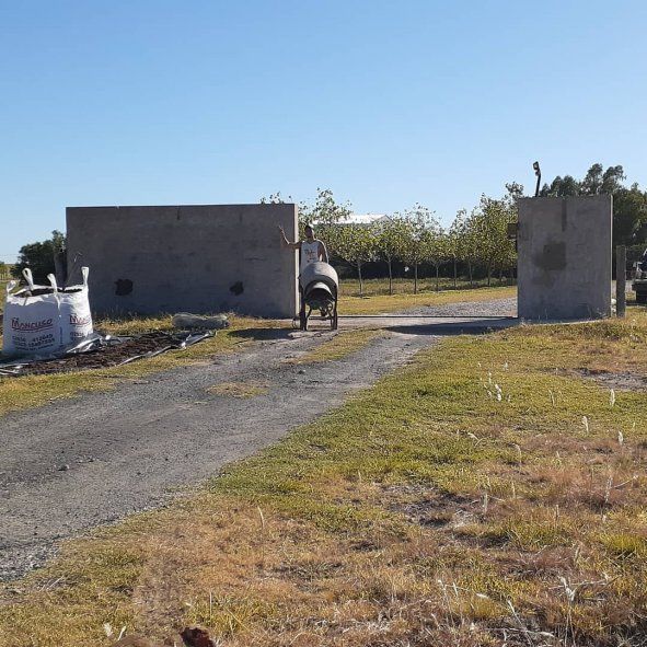 Entrada a San Félix, el campo del viñedo ubicado en Carhué, antes del mural. Foto: gentileza @martinzinclairarte.
