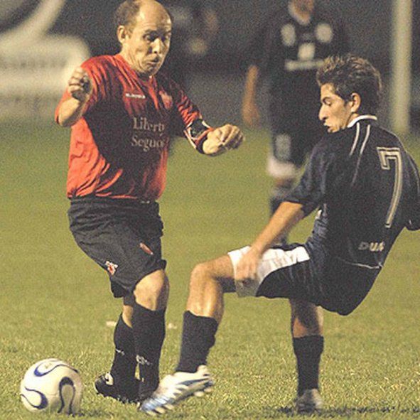 La gambeta corta de Bochini a los 53 no tardo en aparecer. Una leyenda del fútbol argentino y sudamericano.