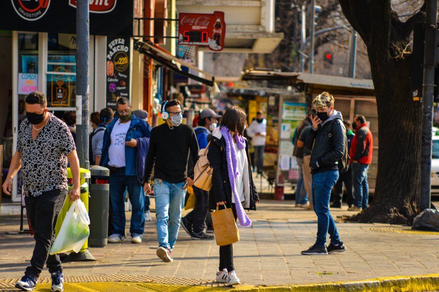La nueva cepa del coronavirus, proveniente de Manaos, ya se detectó en La Plata. Es más contagiosa y puede reinfectar.