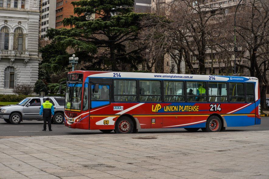 Reducción de frecuencia de 20hs a 6am en La Plata.