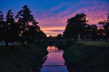 Una de las postales más emblemáticas de Olavarría es la de sus puentes colgantes en el arroyo Tapalqué