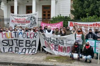 Docentes del programa +ATR en la puerta de la DGCyE