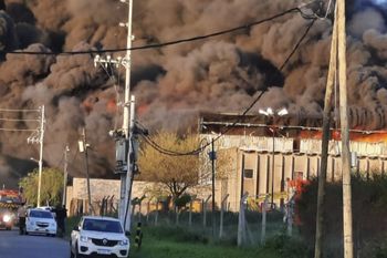 bernal: voraz incendio en galpones del parque industrial