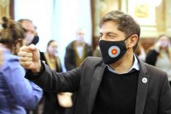 El gobernador bonaerense Axel Kicillof cuestionó a Mauricio Macri y le recordó que su gestión cerró escuelas.