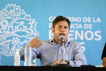 Kicillof reforzó la campaña de vacunación en el personal de la salud y celebró la baja de casos
