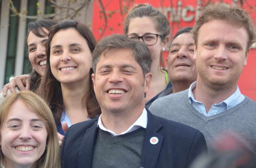 Axel Kicillof jugó fuerte en Olavarría: Dardos a Galli, inversión en salud y halagos a  Wesner