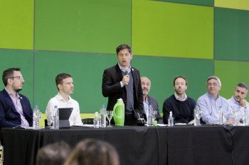 Axel Kicillof junto a su gabinete, en Ensenada.
