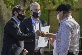 Kicillof y Alak le entregan la escritura de la vivienda a uno de los beneficiarios.