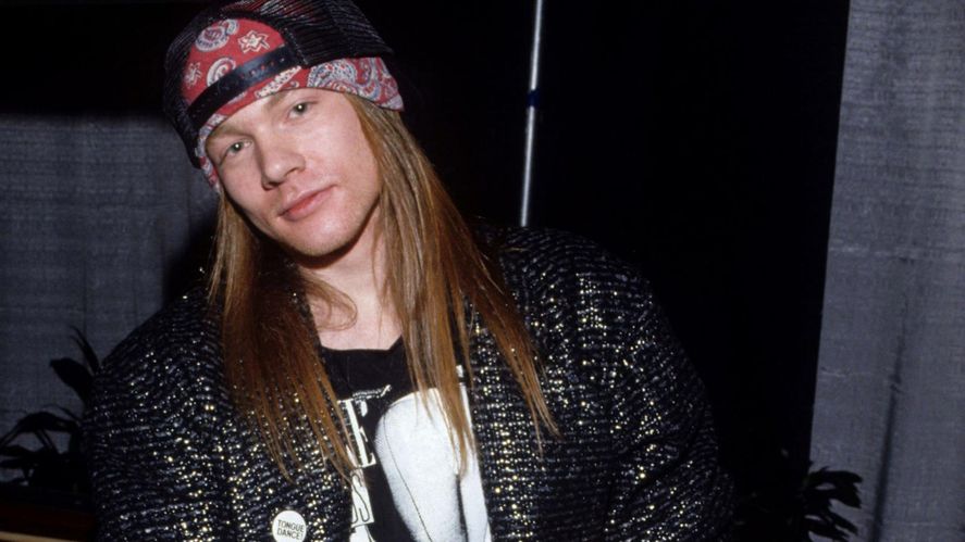 Axl Rose cumplió 60 años y en las redes remarcaron el parecido que tomó con Elisa Carrió tras las cirugías estéticas.
