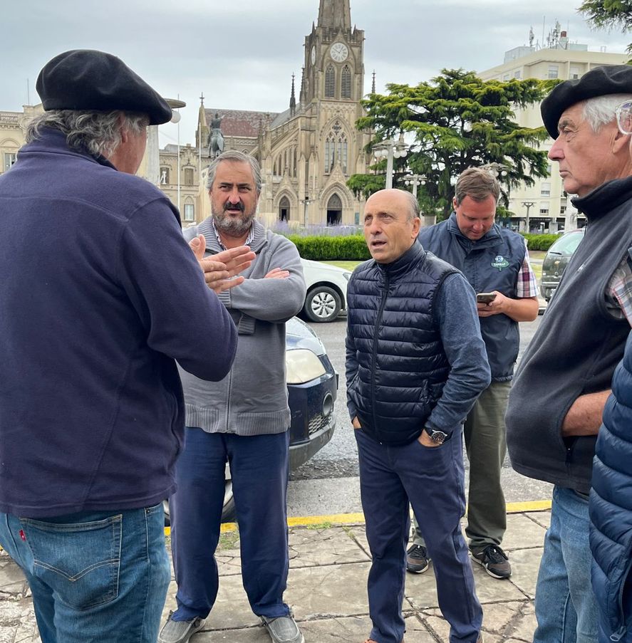 El campo protestó en Azul ante la aprobación de una nueva tasa municipal. El campo protestó en Azul ante la aprobación de una nueva tasa municipal.