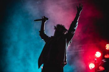 o antes, cada vez más lejos (Imagen de Babasonicos en el Cosquín Rock) 