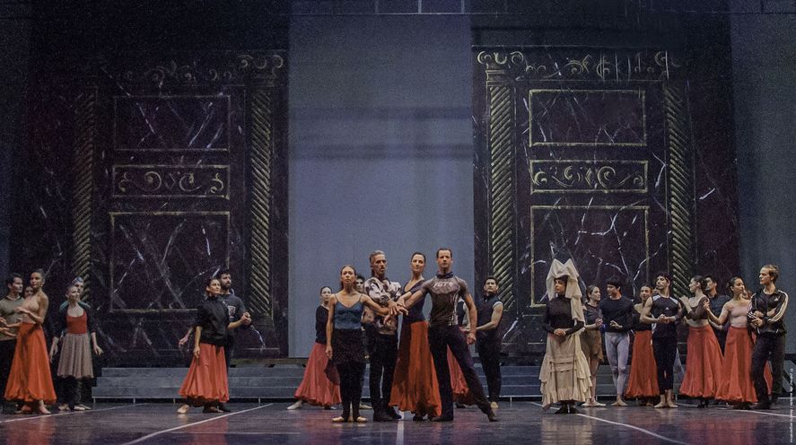 El ballet estable en uno de los ensayos de Romeo y Julieta El ballet estable en uno de los ensayos de Romeo y Julieta