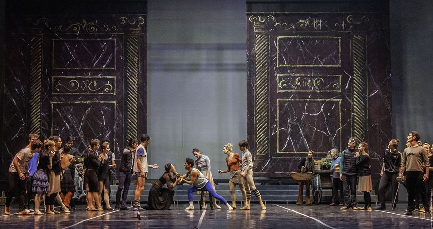 Los bailarines del Teatro Argentino bajo las marcaciones del experimentado Iñaki Urlezaga Los bailarines del Teatro Argentino bajo las marcaciones del experimentado Iñaki Urlezaga