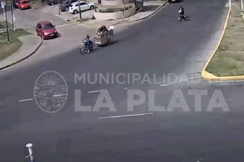 Inseguridad sin freno: robaron la barrera del tren en Tolosa y huyeron en moto