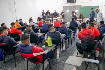 escrito por presos presentaron un libro en la carcel de olmos