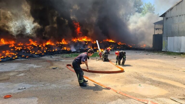 Voraz incendio en el Parque Industrial de Bragado