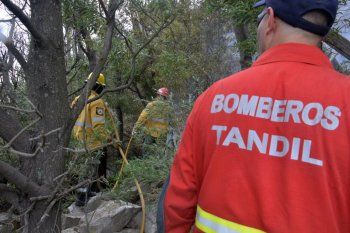 Los incendios en Tandil están controlados y creen que fueron intencionales. (Foto: Bomberos Tandil, Facebook).