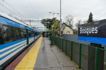 dos ramales del tren roca circulan con demoras: cuales son y por que