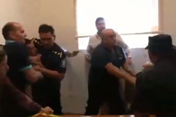 Golpean al fiscal que acordó bajarle la pena al funcionario que atropelló y mató en Tandil