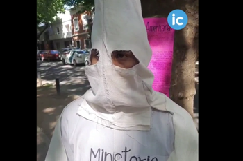 la plata: cristo ahora protesta como ku klux klan