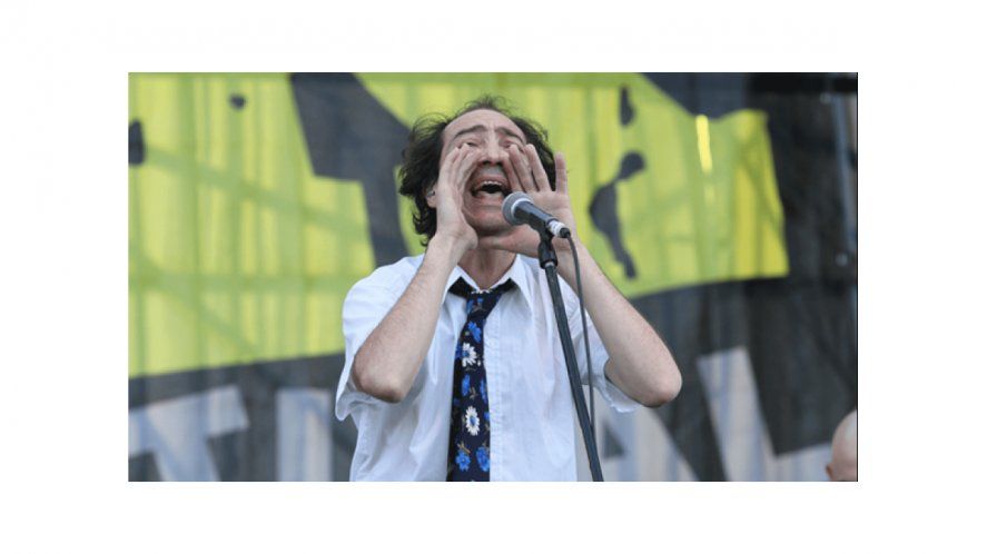 El líder de Las Manos de Filippi, Carlos “Cabra” de Vega, relata como escribió la canción más fuerte dedicada a Menem, en plena década de los noventa.