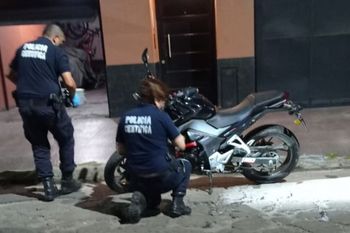 una policia portena efectuo cinco disparos y mato a un ladron que quiso robarle en san justo