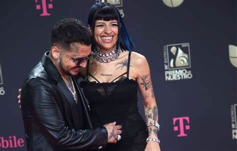 En pleno show Cazzu confirmó su embarazo