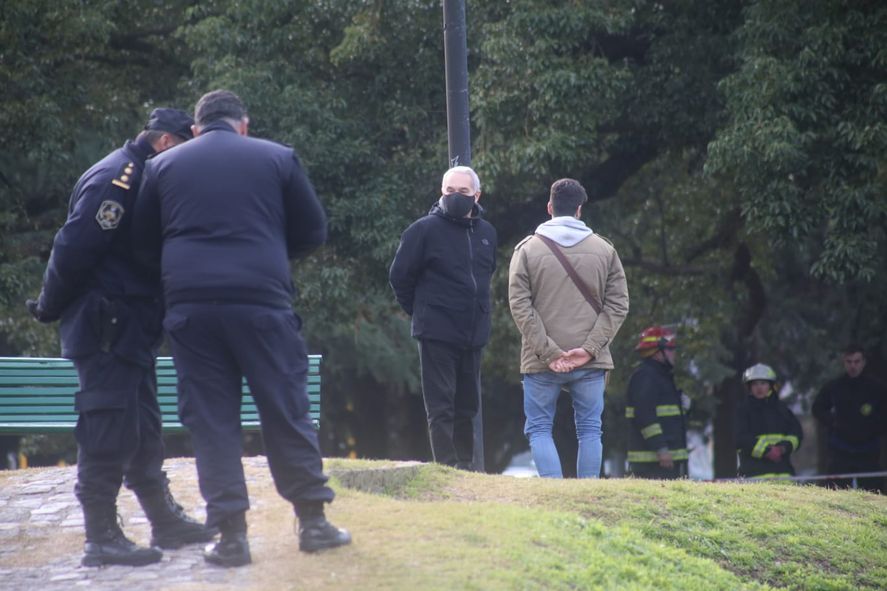 Hallan un cuerpo sin vida flotando en el Parque Saavedra de La Plata. Interviene policía. 