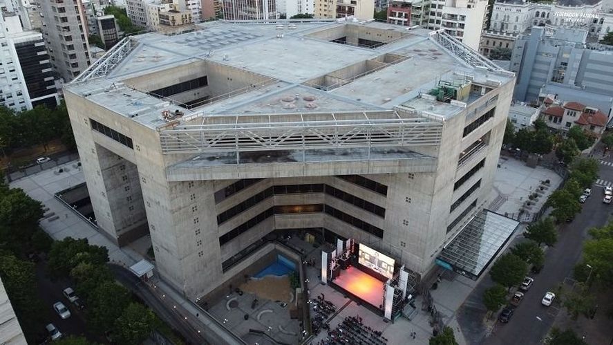 El Centro Provincial de la Artes Teatro Argentino será la sede del Primer Festival Bonaerense de Poesía.