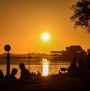 Cada vez menos turistas llegan al país y más argentinos viajan afuera, el saldo negativo de Milei