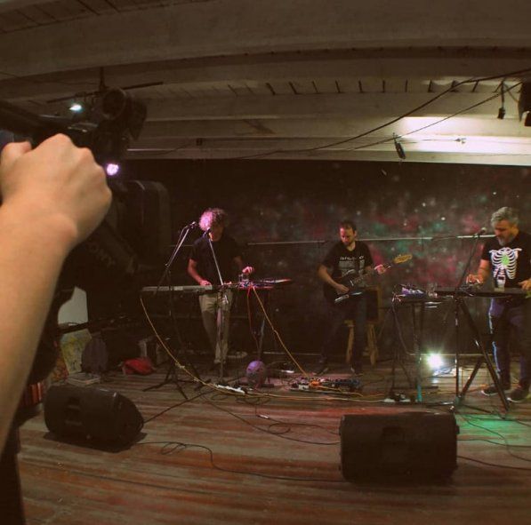 Ramiro Sagasti y Kubilai Medina son parte de Gah Gah, la banda encargada de abrir este ciclo de música en vivo en Casa Pulsar. 