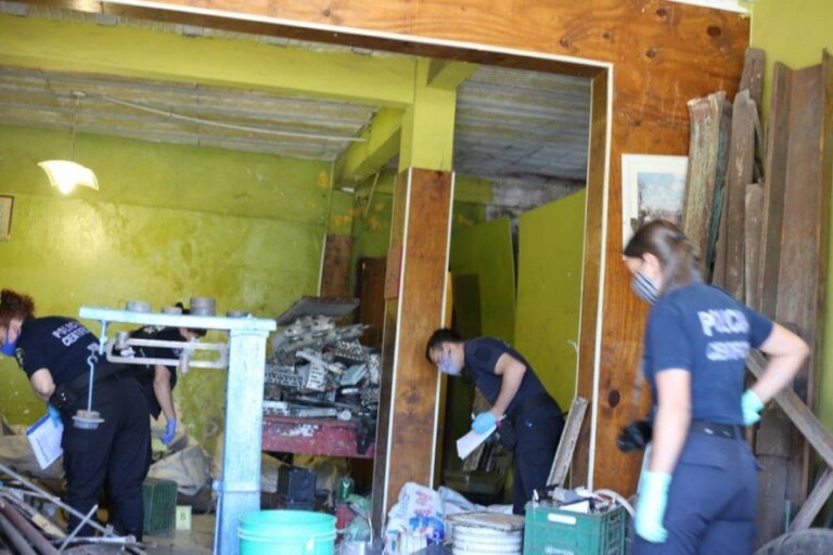 Entraron a robar en un comercio y balearon al dueño y un empleado