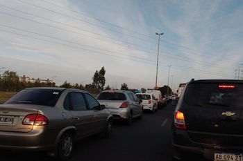 Autopista Buenos Aires - La Plata: corte por una manifestación.
