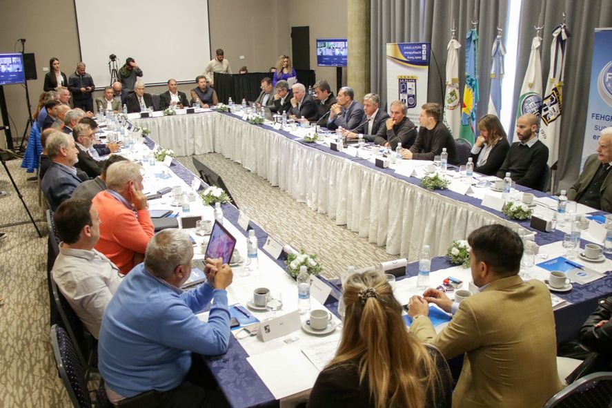 Augusto Costa se reunió en La Plata con empresarios del turismo y representantes de FEHGRA.