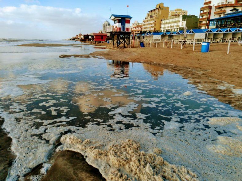La crecida de esta mañana dejó sin playa pública a la zona del centro de Villa Gesell (Foto: Facebook Complejo San Jorge)