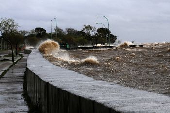alerta por una nueva crecida del rio de la plata y la costa bonaerense para hoy: advierten picos de 3 metros