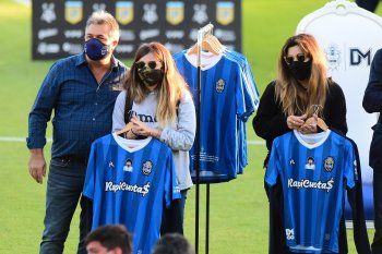 Dalma y Gianinna con la camiseta que les regaló Gimnasia durante el homenaje a Diego
