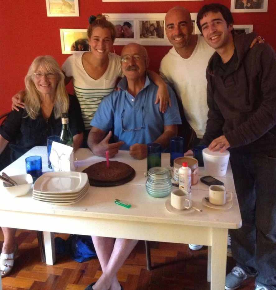 Dani La Chepí junto a su padre y su familia