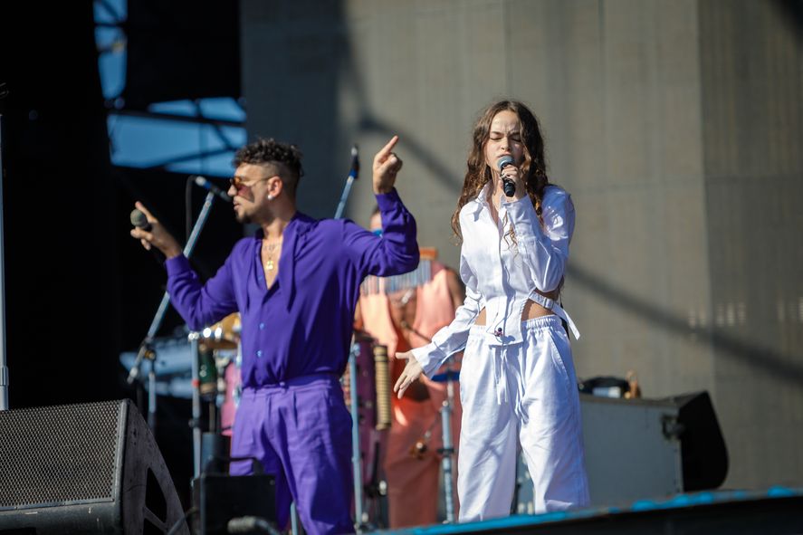 Dante Spinetta con Vida, su hija, en su primer escenario compartido de la historia, en la última edición de Lollapalooza Argentina.