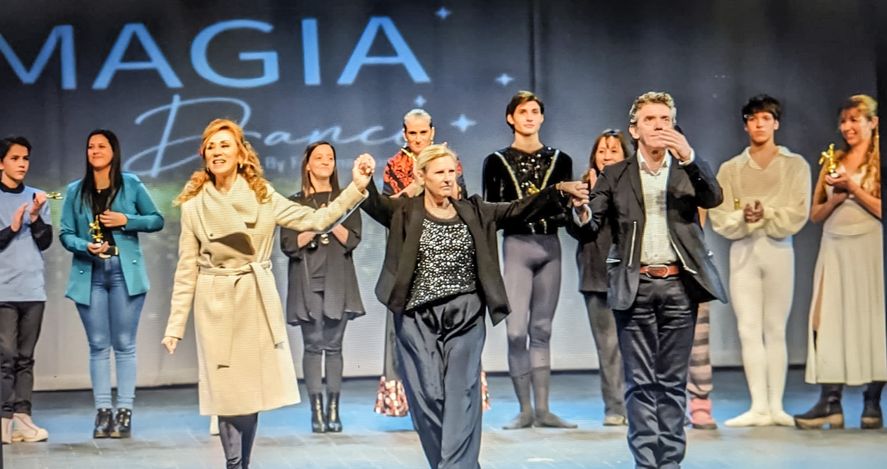 La Profesora Fabiana Quattrini junto a los bailarines Maximiliano Guerra y Miryam Barroso (junio 2023)