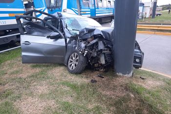la plata: impresionante accidente entre un auto y un tren